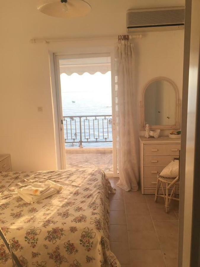 Seafront Maisonette In Фурка Екстериор снимка