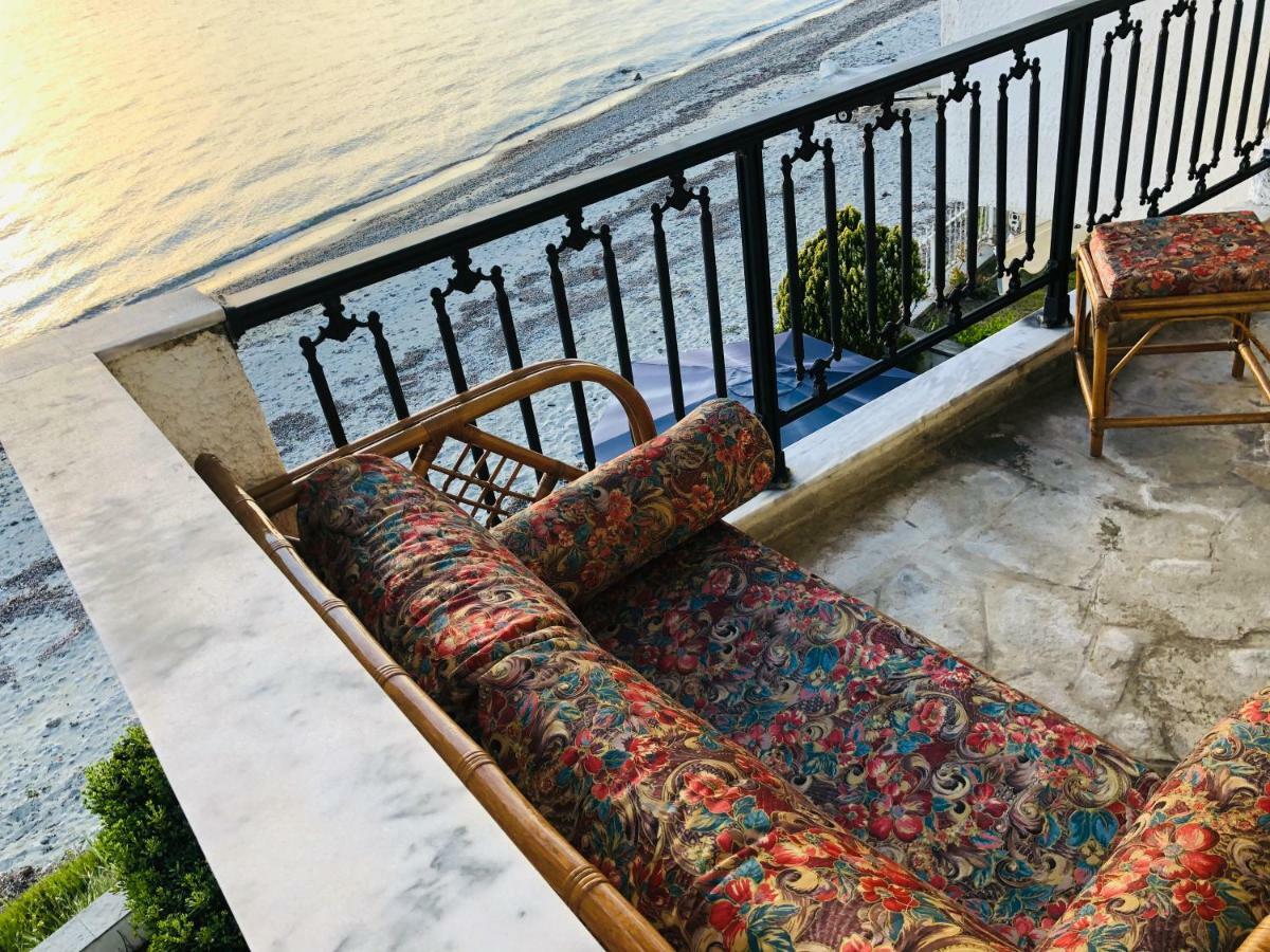 Seafront Maisonette In Фурка Екстериор снимка