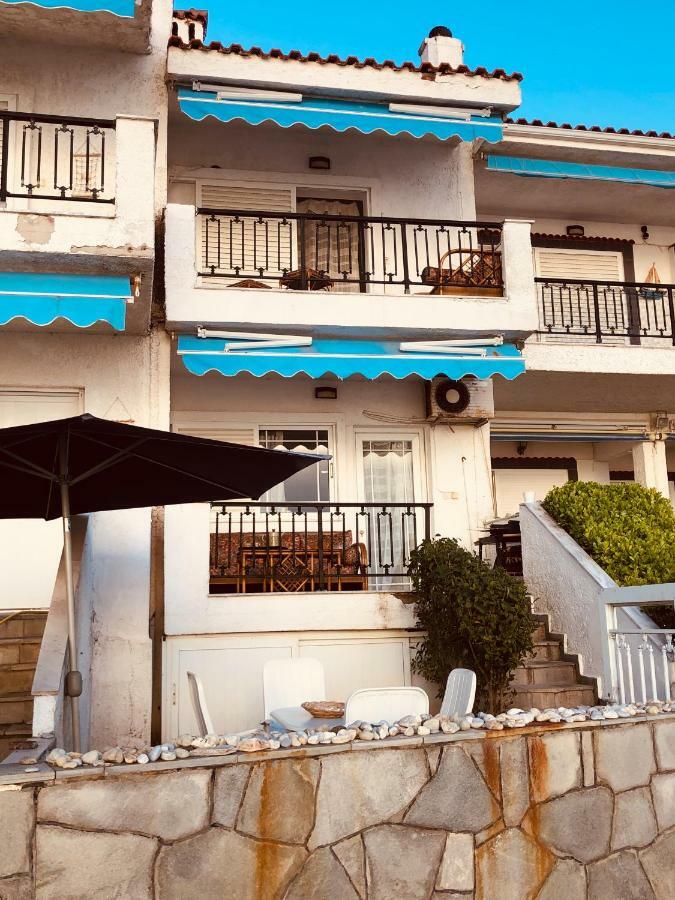 Seafront Maisonette In Фурка Екстериор снимка