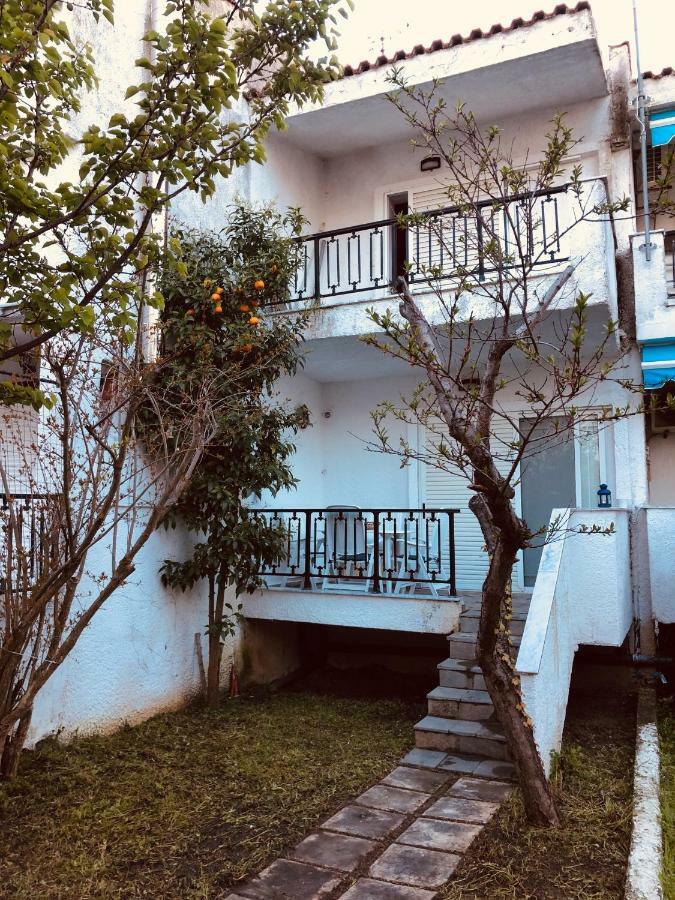 Seafront Maisonette In Фурка Екстериор снимка