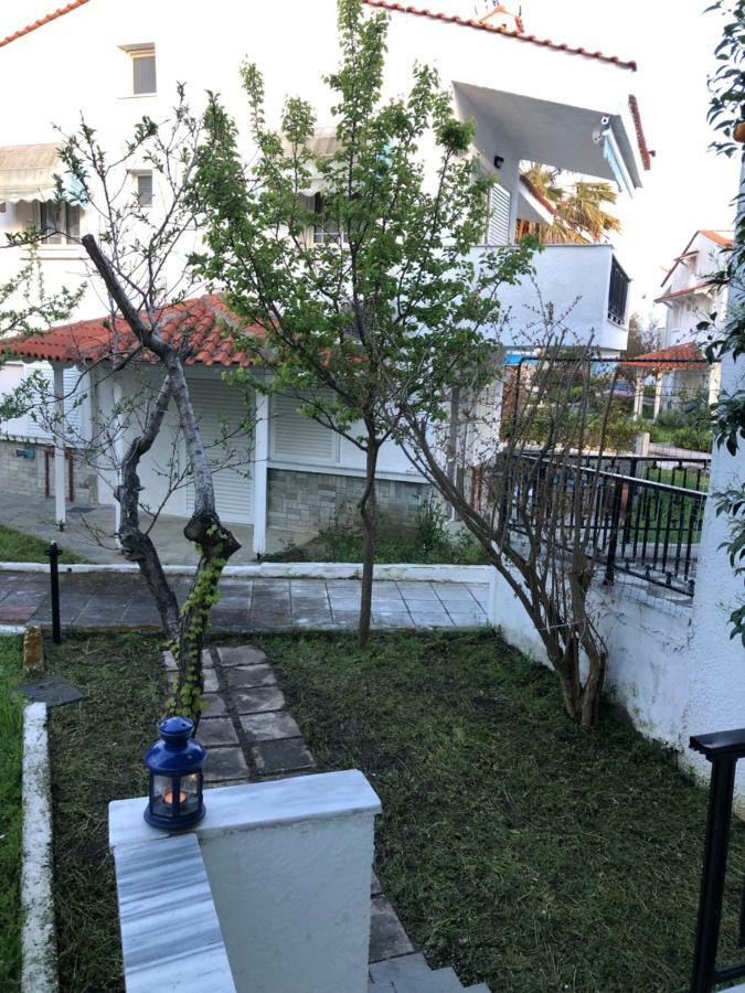 Seafront Maisonette In Фурка Екстериор снимка