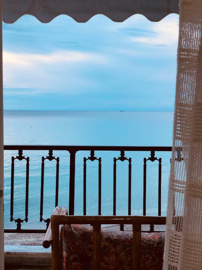 Seafront Maisonette In Фурка Екстериор снимка