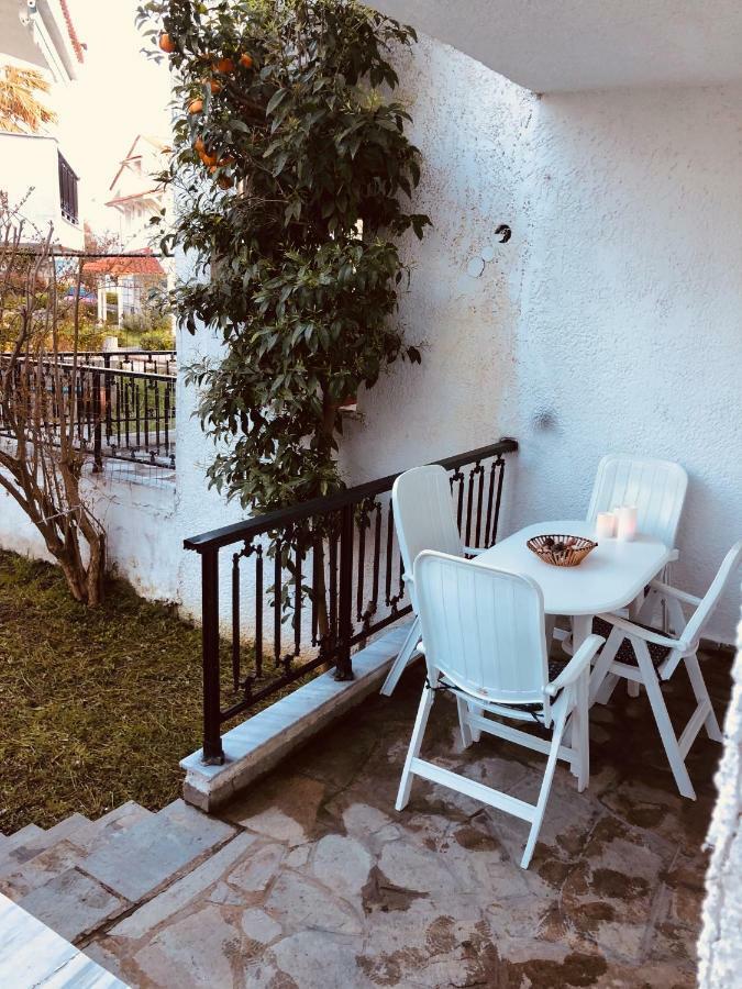 Seafront Maisonette In Фурка Екстериор снимка