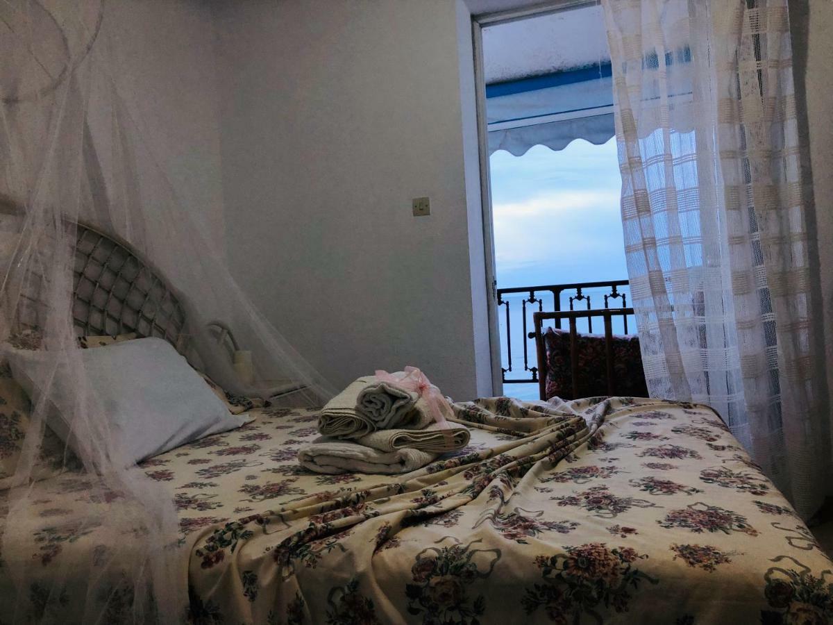 Seafront Maisonette In Фурка Екстериор снимка